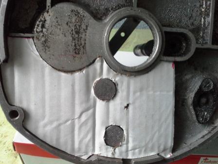 Problém je pochopitelně řešitelný, jako vždy. Ve finále však ne kouskem kartónu, ale P3 - Al + svar okolo.