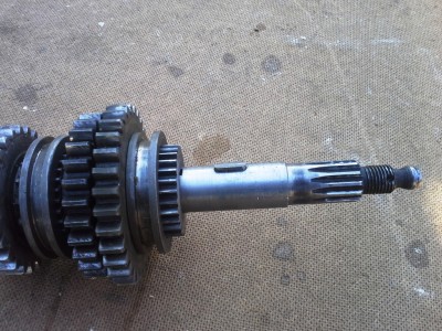 výstupní hřídel již bez ozubení s novým perem pro náboj 5. stupně