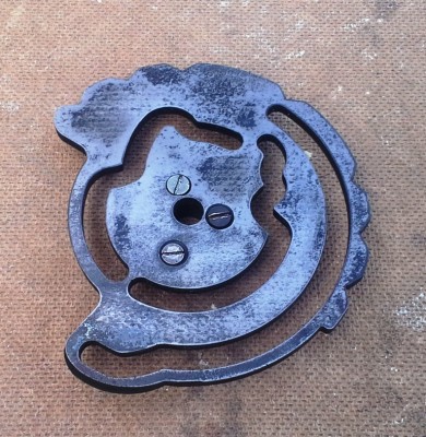 a ještě jednou z druhé strany; kulisa P4, hřebínek P10; řezáno vodním paprskem obojí, následně před kalením vyřezány závity, zahloubeno, sešroubováno a vystružen otvor prům. 10