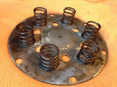italské přítlačné pružiny nalepené silikonem pro snadnou demontáž a montáž spojky v terénu.JPG