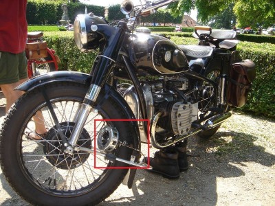 takže máme tady M-72 se sirénou připevněnou na stojánku v (červeném čtverečku)